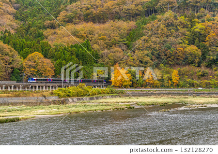 Chizu Express Super Hakuto No. 6 bound for Osaka Station running through autumn leaves in Sayo-cho, Sayo-gun, Hyogo Prefecture Chizu Express Super Hakuto No. 6 bound for Osaka Station running through autumn leaves in Sayo-cho, Sayo-gun, Hyogo Prefecture 132128270