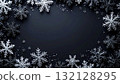 冬季水平框架背景，雪花落在黑色背景上 132128295