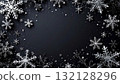 冬季水平框架背景，雪花落在黑色背景上 132128296