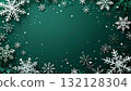 冬季水平框架背景，雪花落在深綠色背景上 132128304