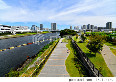 富士見橋/從東雲運河看到豐洲市場和有明北橋的景色（東京都江東區）[2025 年 9 月] 132128479