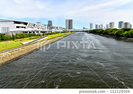 富士見橋/從東雲運河看到豐洲市場和有明北橋的景色（東京都江東區）[2025 年 9 月] 132128504