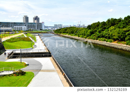 有明北橋/從東雲運河眺望明臨水公園和富士見橋（東京都江東區）[2025年9月] 132129289