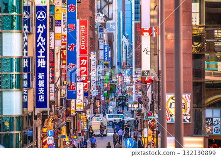 10 月 17 日，日本東京城市景觀，包括新橋蒸汽機車廣場前的酒吧景觀 132130899