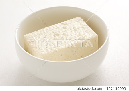 將豆腐放入碗中 將豆腐放入碗中 132130993