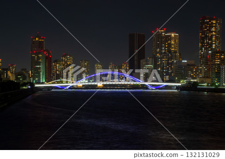 夜晚燈光璀璨的築地大橋和摩天大樓 132131029