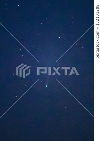 星空中有一顆有尾巴的綠色彗星 星空中有一顆有尾巴的綠色彗星 132131288