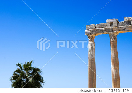 A Stunning View of Ancient Columns Against a Clear Blue Sky, Highlighting the Beauty of Historical Architecture and Nature's Harmony 132131529