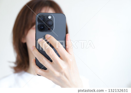 採取與智能手機的自我採取的婦女 採取與智能手機的自我採取的婦女 132132631