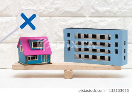 Comparing detached houses and apartments, the detached houses are marked with a cross. 132133023