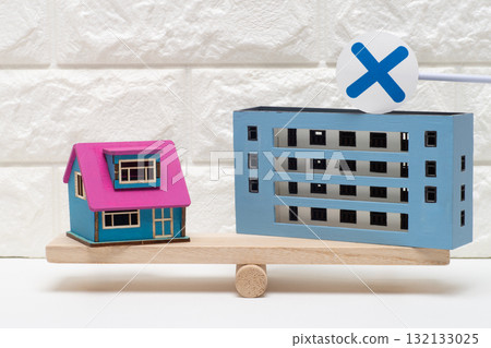 Comparing detached houses and apartments, the apartments are marked with a cross. Comparing detached houses and apartments, the apartments are marked with a cross. 132133025