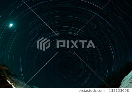 星星閃耀的夜空 132133608