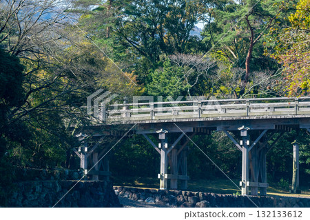 清晨的伊勢神宮、三重縣伊勢市、宇治橋和五十鈴川 清晨的伊勢神宮、三重縣伊勢市、宇治橋和五十鈴川 132133612
