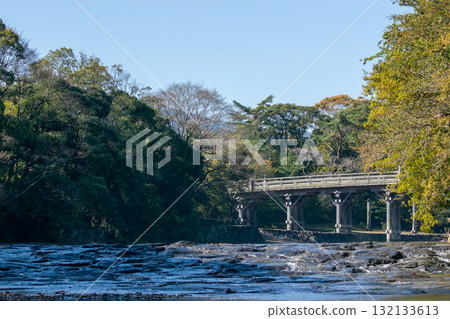 清晨的伊勢神宮、三重縣伊勢市、宇治橋和五十鈴川 清晨的伊勢神宮、三重縣伊勢市、宇治橋和五十鈴川 132133613