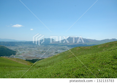 Mount Aso seen from the Daikanbo Observatory, Mount Nekodake and Mount Takadake 132133783