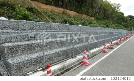 Retaining wall construction 132134013
