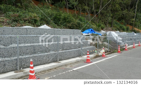 Retaining wall construction Retaining wall construction 132134016