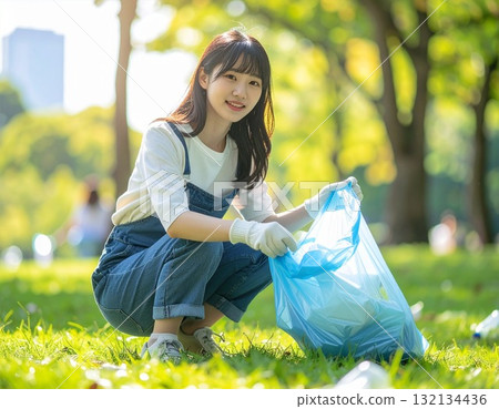 人工智慧生成的一位日本年輕女子正在清理城市公園的圖像 人工智慧生成的一位日本年輕女子正在清理城市公園的圖像 132134436