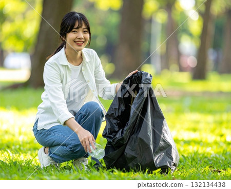 人工智慧生成的一位日本年輕女子正在清理城市公園的圖像 人工智慧生成的一位日本年輕女子正在清理城市公園的圖像 132134438