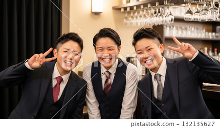 在酒吧工作的可愛異裝女人 132135627