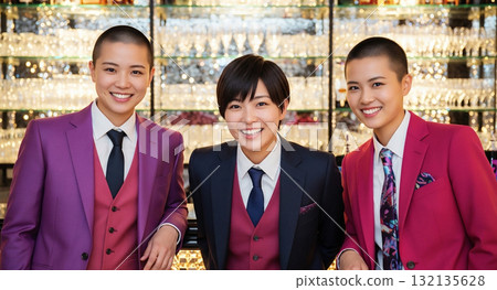 在酒吧工作的可愛異裝女人 在酒吧工作的可愛異裝女人 132135628