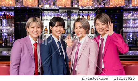 在酒吧工作的可愛異裝女人 132135629