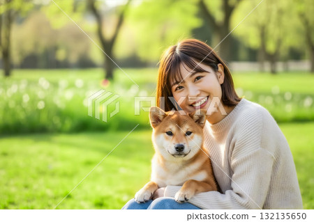 甜美的微笑和小狗的目光：一位女士和她的小狗 Mame Shiba Inu 的特寫 132135650