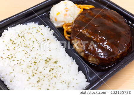 美味的漢堡便當,配上馬鈴薯沙拉和那不勒斯義大利麵 美味的漢堡便當,配上馬鈴薯沙拉和那不勒斯義大利麵 132135728