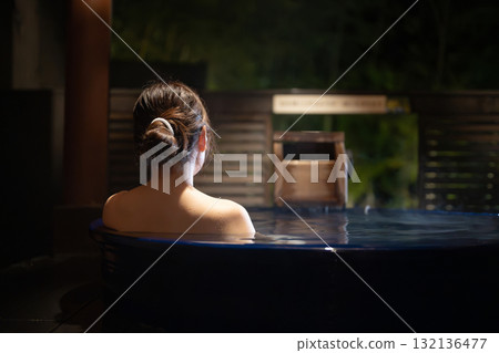 一個女人進入溫泉 132136477