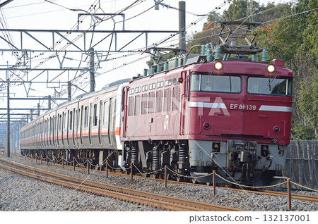 高崎線、本所岡部、JR 東日本、EF81-139(長岡)+ 209 系列 500 系 M72 列車(幕張) 高崎線、本所岡部、JR 東日本、EF81-139(長岡)+ 209 系列 500 系 M72 列車(幕張) 132137001