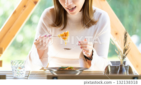 吃麵團的婦女在咖啡館 吃麵團的婦女在咖啡館 132138318