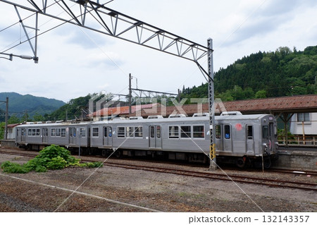 Konan Railway 7000 series train stopping at Owani Station 132143357