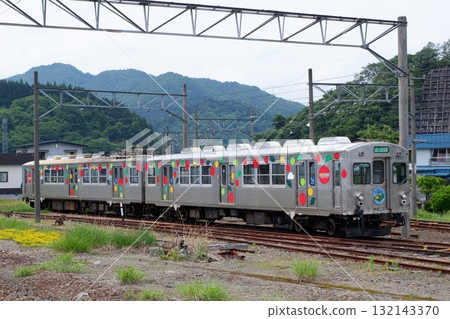 Konan Railway 7000 series train stopping at Owani Station 132143370