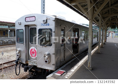 Konan Railway 7000 series train parked at the platform of Owani Station 132143592