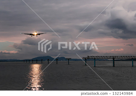 出雲機場上空的夕陽色彩 132143984