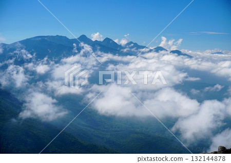 從蓼科山頂眺望八岳連峰的夏日雲海 Ver.2 132144878