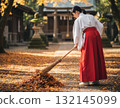 日本美麗的秋天：秋葉飄揚，神社裡的巫女掃落葉 132145099