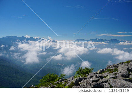從八岳眺望南阿爾卑斯山全景，以藍天為背景，蓼科山頂的碎石坡和飄浮的白雲為背景。 Ver.3 132145339