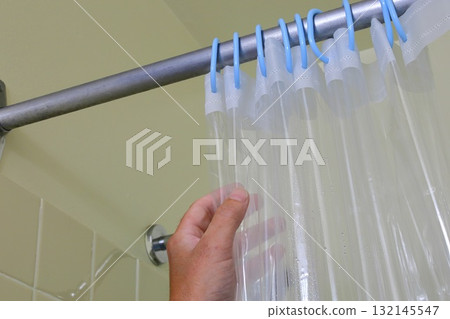 Hand adjusting clear shower curtain rings Hand adjusting clear shower curtain rings 132145547
