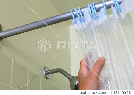Hand adjusting clear shower curtain rings Hand adjusting clear shower curtain rings 132145548