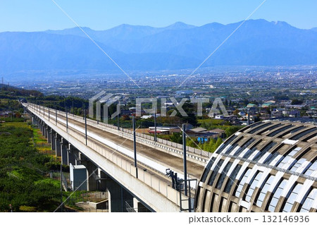直線型的線軌電車軌道和甲府盆地的風景(花鳥公園) 直線型的線軌電車軌道和甲府盆地的風景(花鳥公園) 132146936