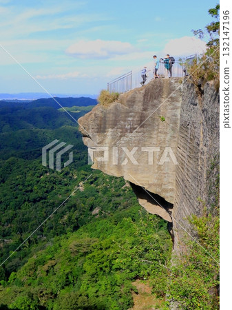 窺視地獄的岩石（日本千葉縣鋸南町鋸山上的寺廟，垂直構圖） 132147196