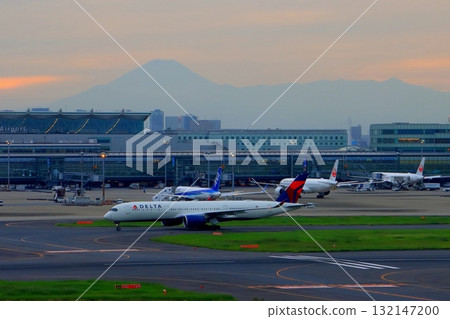 Haneda Airport and Mt. Fuji at dusk 132147200