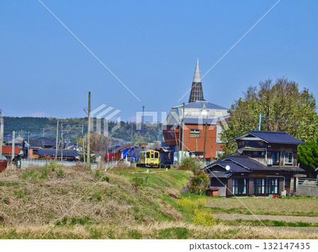 福岡縣宮古町的平成築保鐵道西川站和一車廂列車 132147435