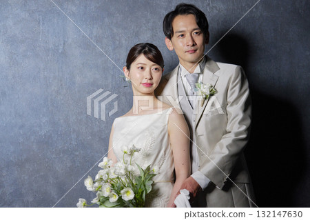 新娘和新郎肖像黑色背景 132147630