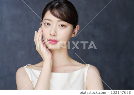 Beauty, Woman in her 20s, Black background, Looking at camera Beauty, Woman in her 20s, Black background, Looking at camera 132147638