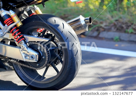 行駛中的摩托車（後輪） 132147677