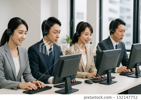 在辦公室工作的客戶支援人員 132147752