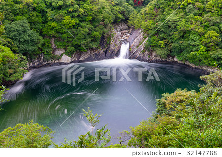 夏季 Toroki 瀑布,瀑布盆地位於海中,屋久島,近海阿爾卑斯山 夏季 Toroki 瀑布,瀑布盆地位於海中,屋久島,近海阿爾卑斯山 132147788