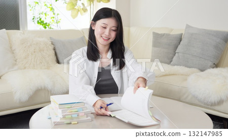 亞洲女性正在用參考書學習 132147985